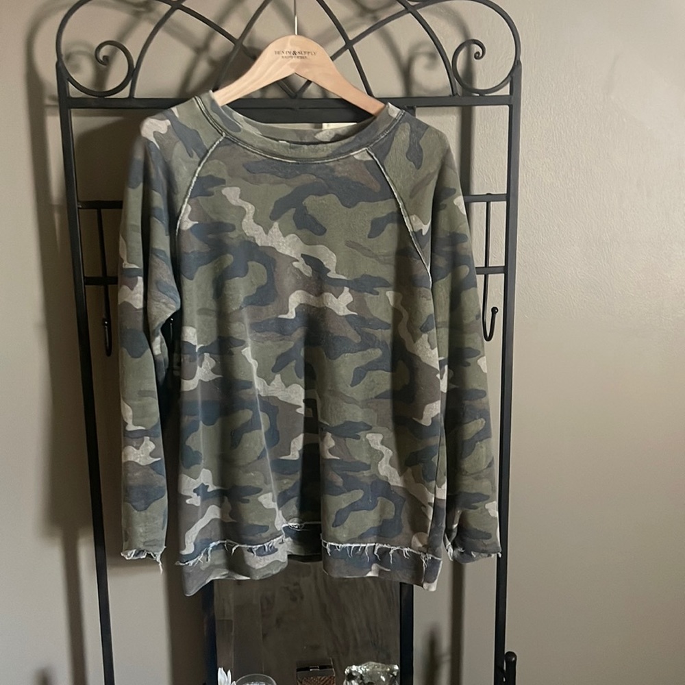 Women’s American Eagle Outfitter’s Camo Crewneck Sweatshirt Sz Small